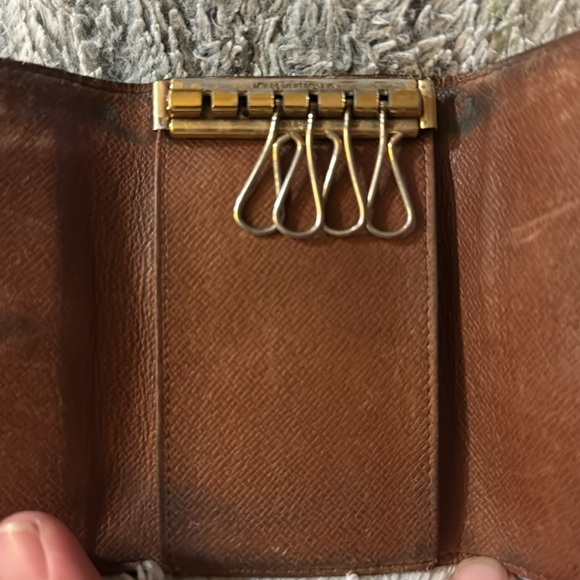 Men’s Or Women’s Preloved Louis Vuitton Key Holder! Missing 2 key holders. 6/10 - Picture 5 of 10